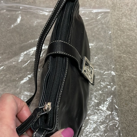 RLL cute detailing on this lightly used black leather shoulder bag - Picture 5 of 9
